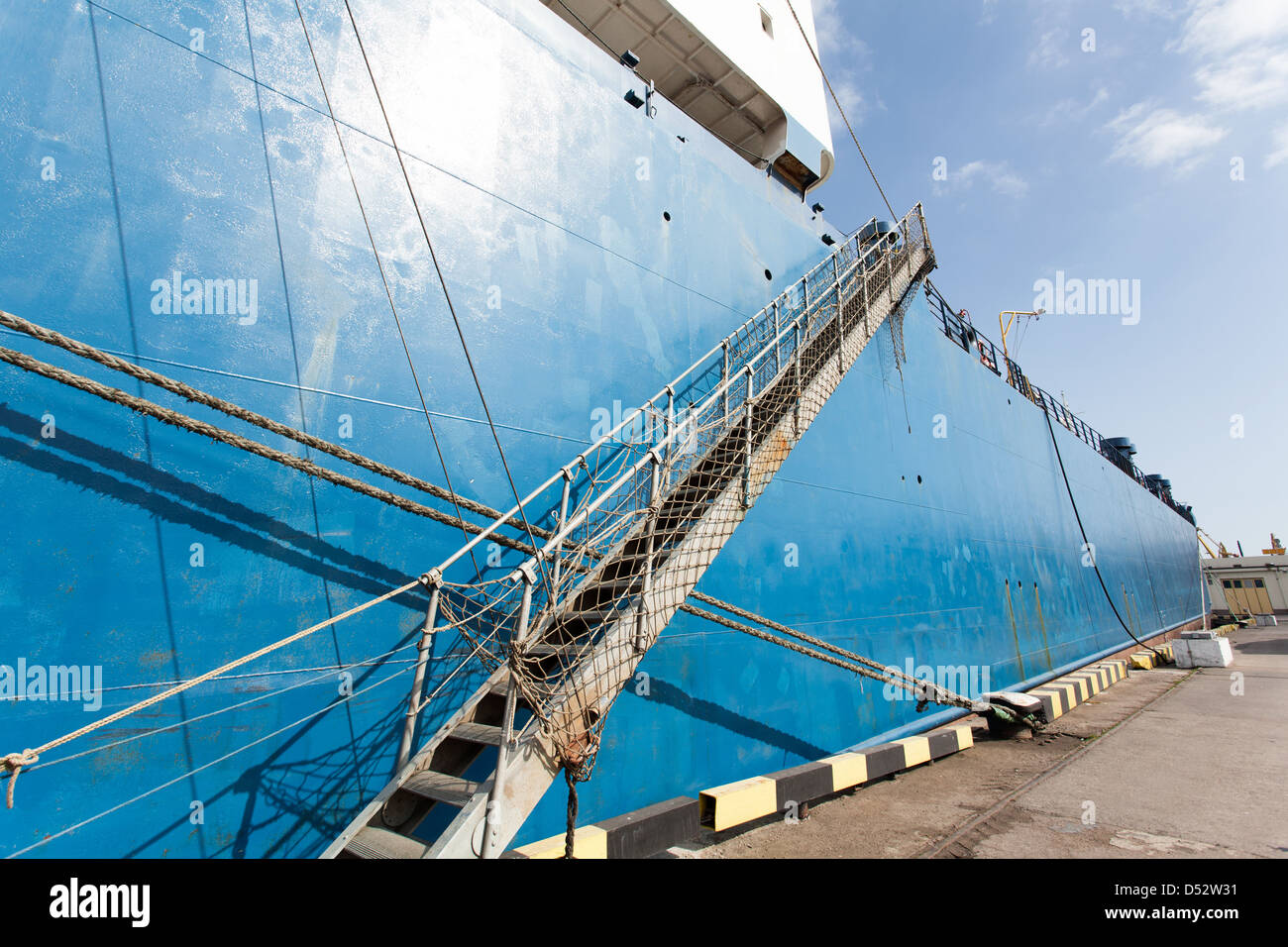 La scaletta di ormeggio nave pier sky Foto Stock