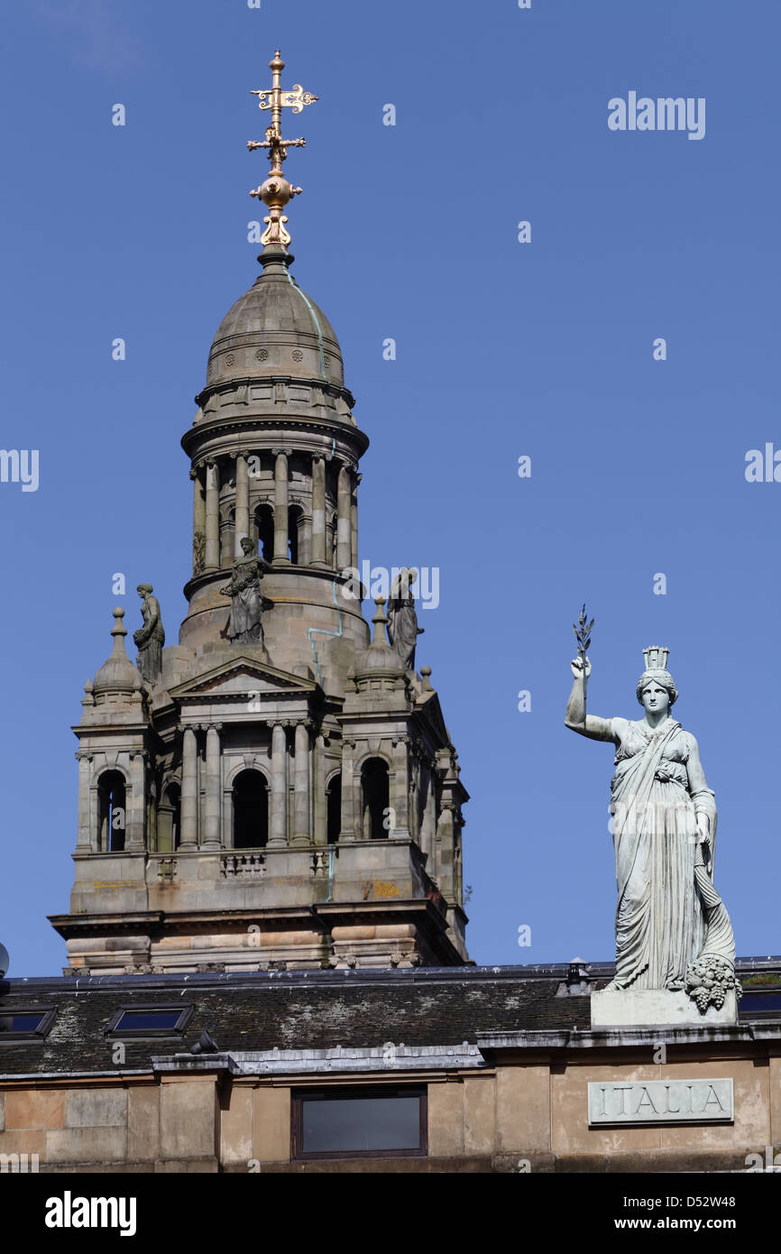 La statua neoclassica Italia di Alexander Stoddart sopra il centro italiano, Ingram Street, Glasgow centro città, Scozia, Regno Unito Foto Stock