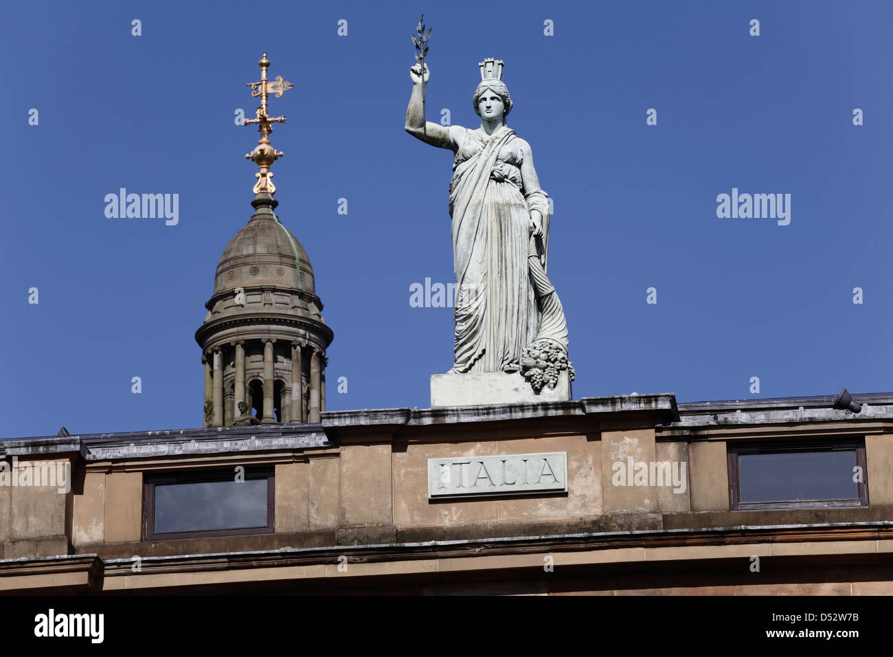 La statua neoclassica Italia di Alexander Stoddart sopra il centro italiano, Ingram Street, Glasgow centro città, Scozia, Regno Unito Foto Stock