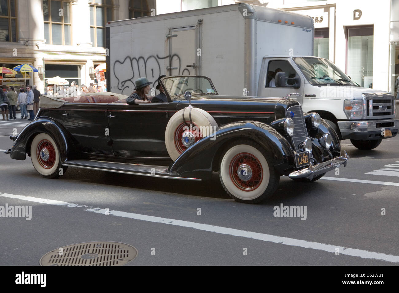 La città di New York, Stati Uniti d'America, un auto classica nel traffico urbano Foto Stock