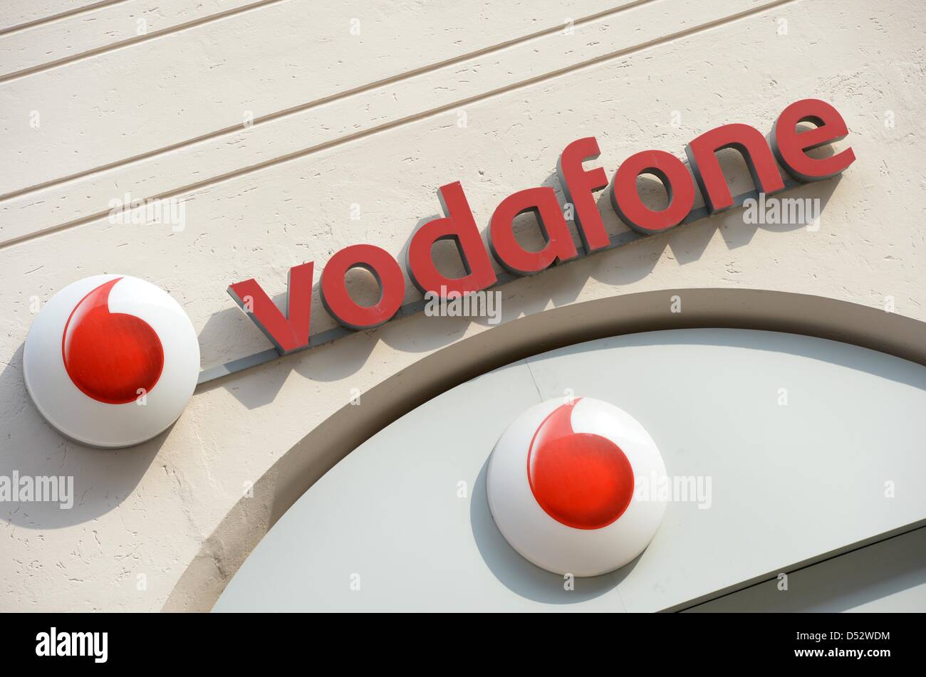 Il logo della British azienda di telefonia mobile Vodafone è raffigurato in una filiale a Monaco di Baviera, Germania, 15 marzo 2013. Foto: Andreas Gebert Foto Stock