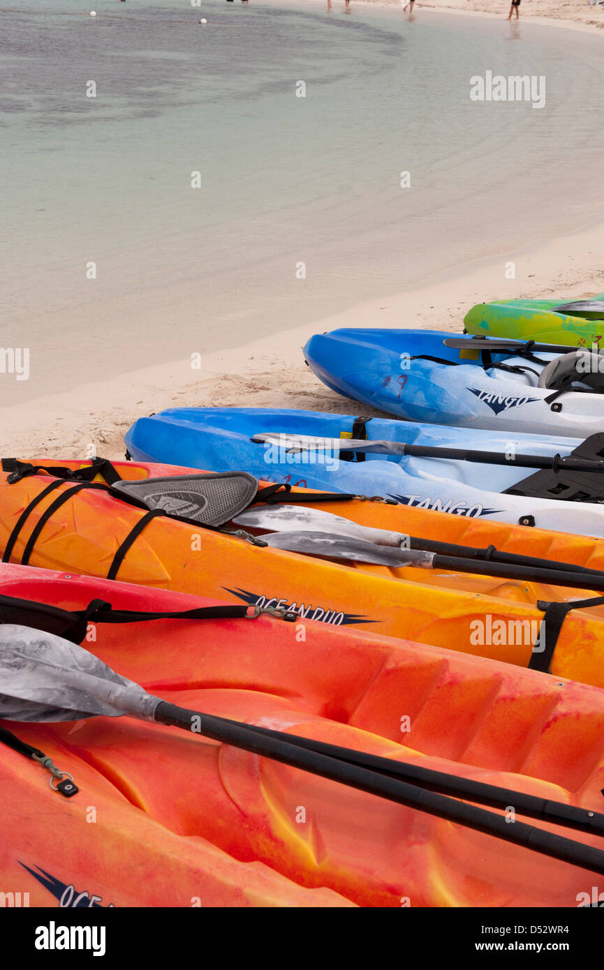 Bahamas, Eleuthera, Princess Cays, Canoe sulla spiaggia Foto Stock