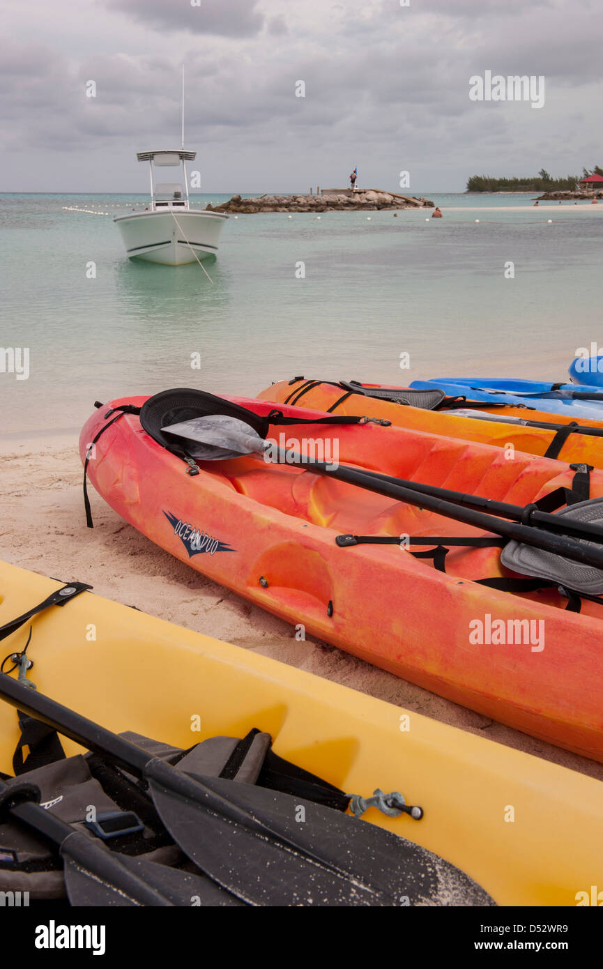 Bahamas, Eleuthera, Princess Cays, Canoe sulla spiaggia Foto Stock