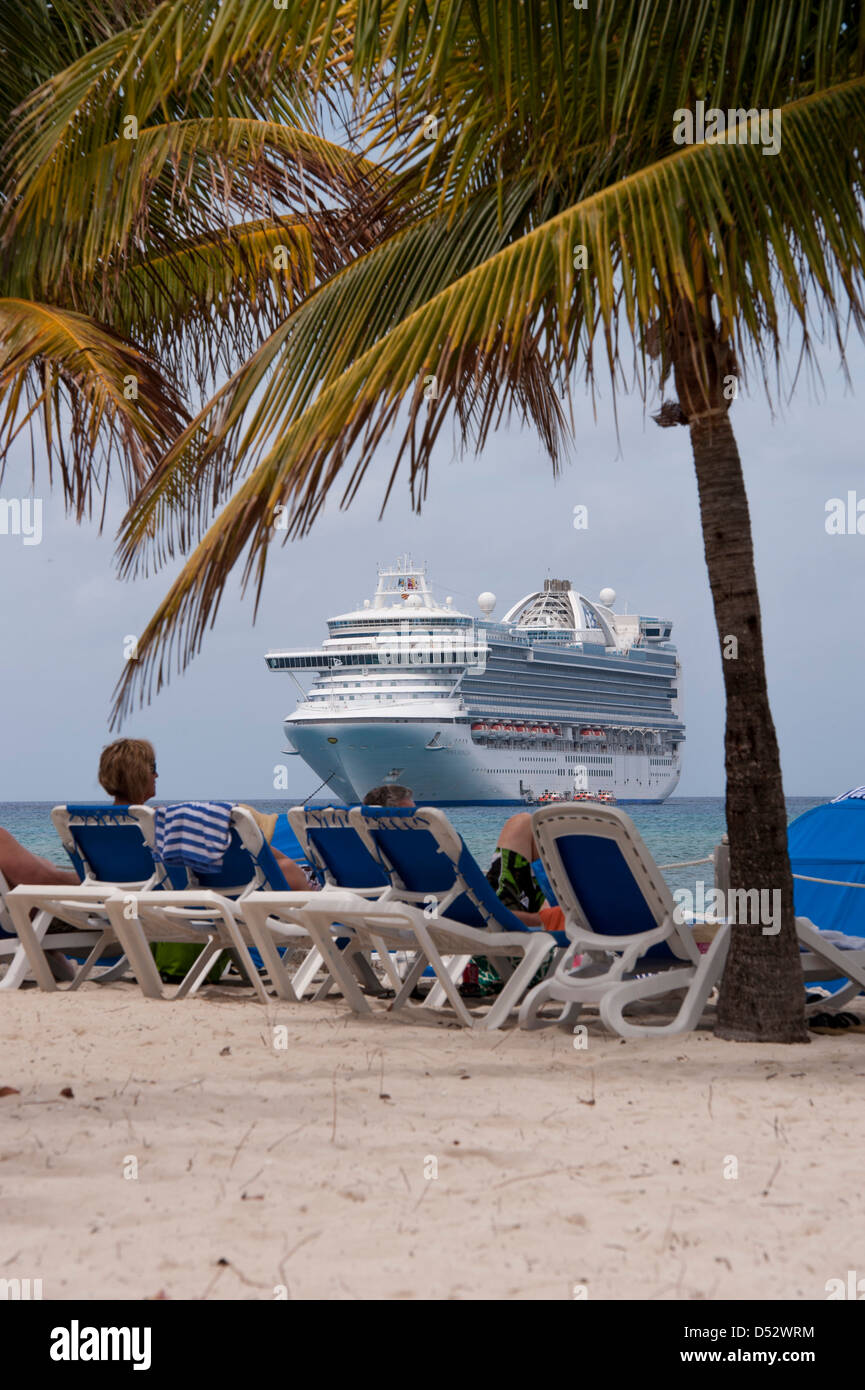 Bahamas, Eleuthera, Princess Cays, Crown Princess, la nave di crociera, i turisti di oziare sulla spiaggia Foto Stock