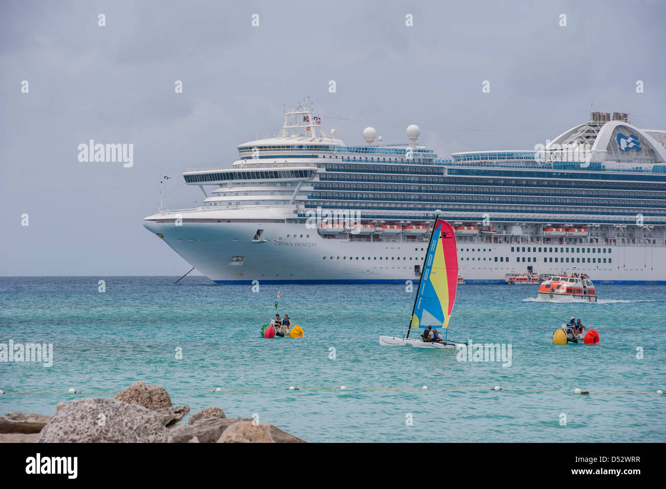 Bahamas, Eleuthera, Princess Cays, Crown Princess, nave da crociera, Hobie cat, barca a vela, Aqua bike, bando di gara Foto Stock