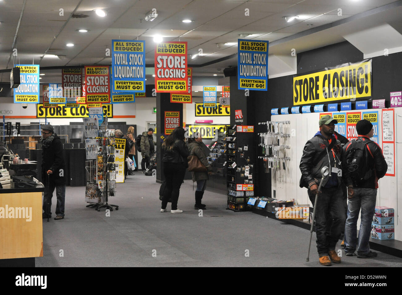 Wood Green, Londra, Regno Unito. Il 22 marzo 2013. L'interno della chiusura di HMV store in legno Greenn.HMV store in legno Greenn ha il suo ultimo giorno di negoziazione del gruppo è la chiusura di oltre 100 negozi dopo aver corso in amministrazione, persino il mobilio è in vendita. Credito: Matteo Chattle / Alamy Live News Foto Stock