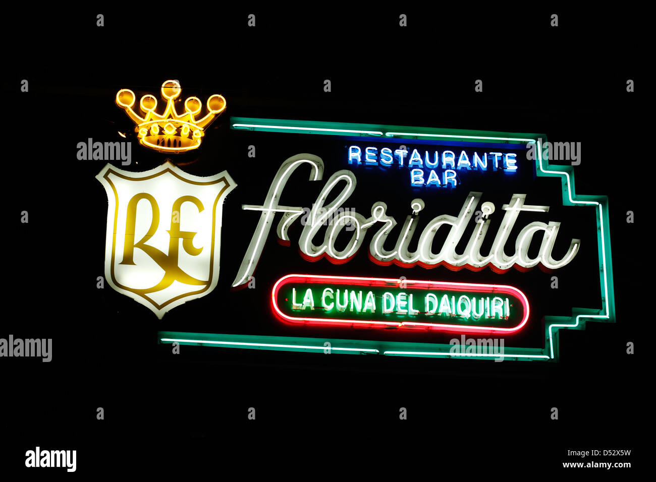 Il famoso Floridita Hemingway Bar illuminato segno al Neon di notte in Havana Cuba Foto Stock