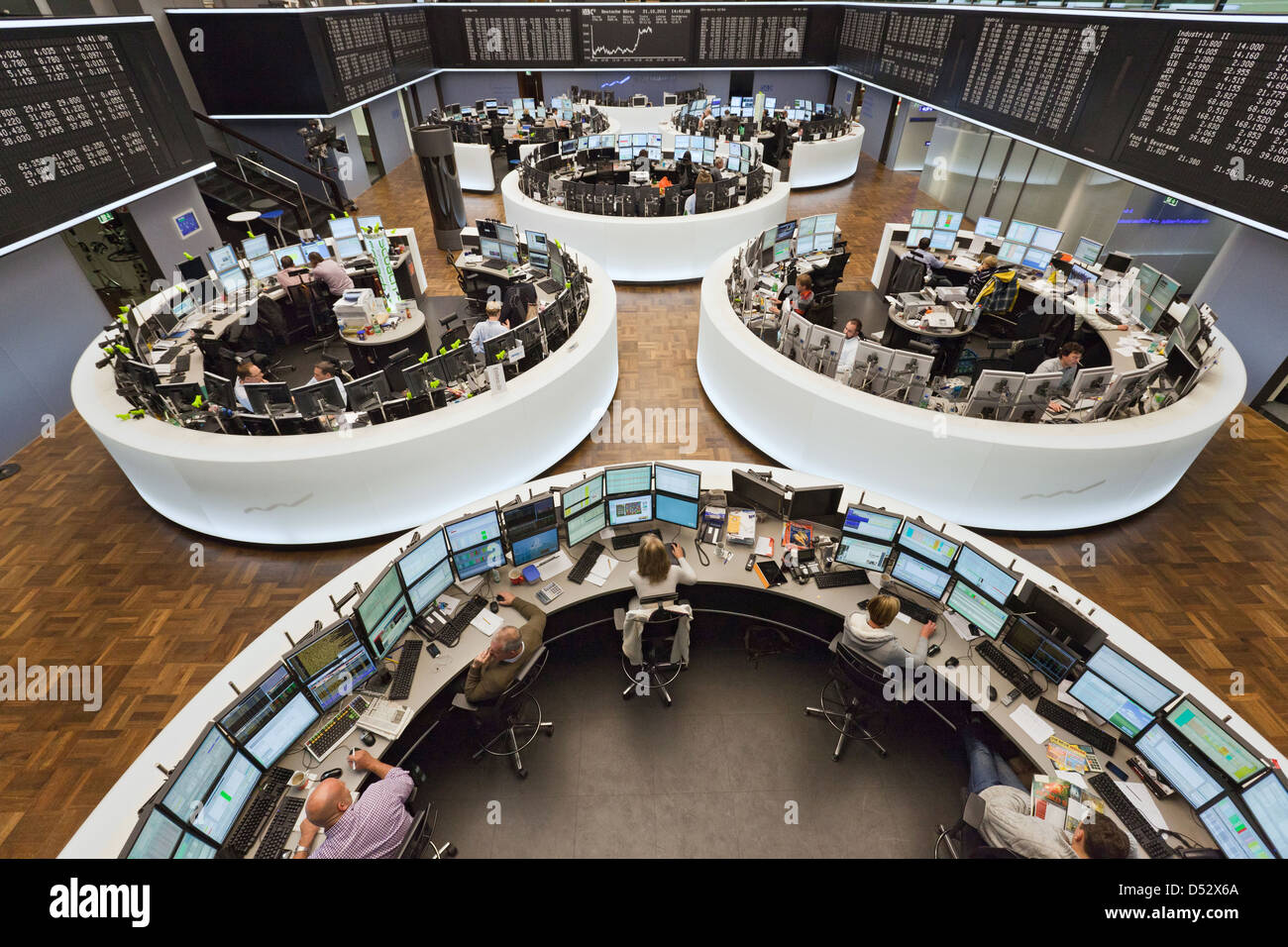 Frankfurt am Main, Germania, Aktienhaendler il trading floor della Borsa di Francoforte Foto Stock