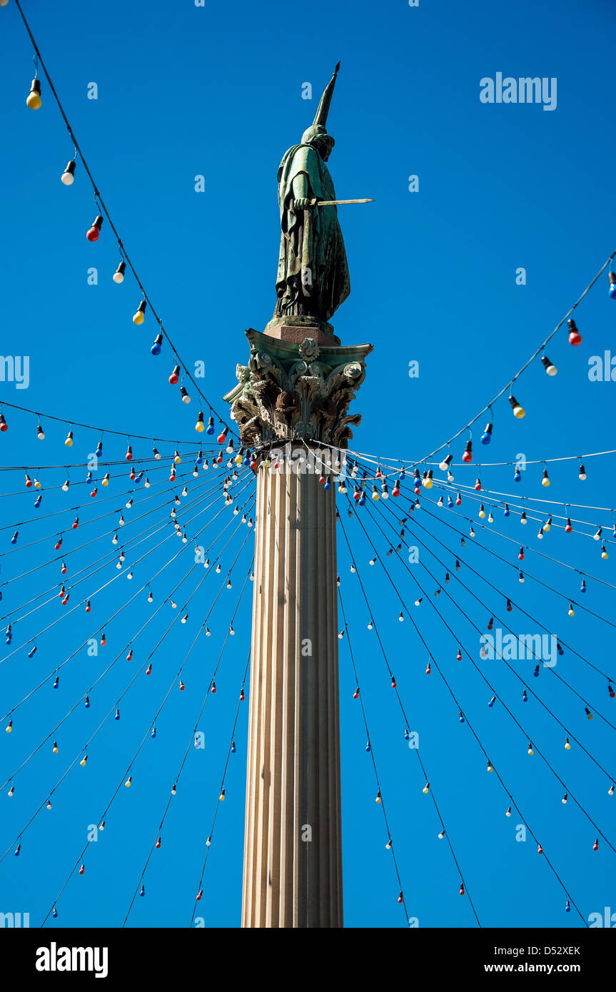 Statua di pubblico a Montevideo con il blu del cielo e le luci di Natale Foto Stock