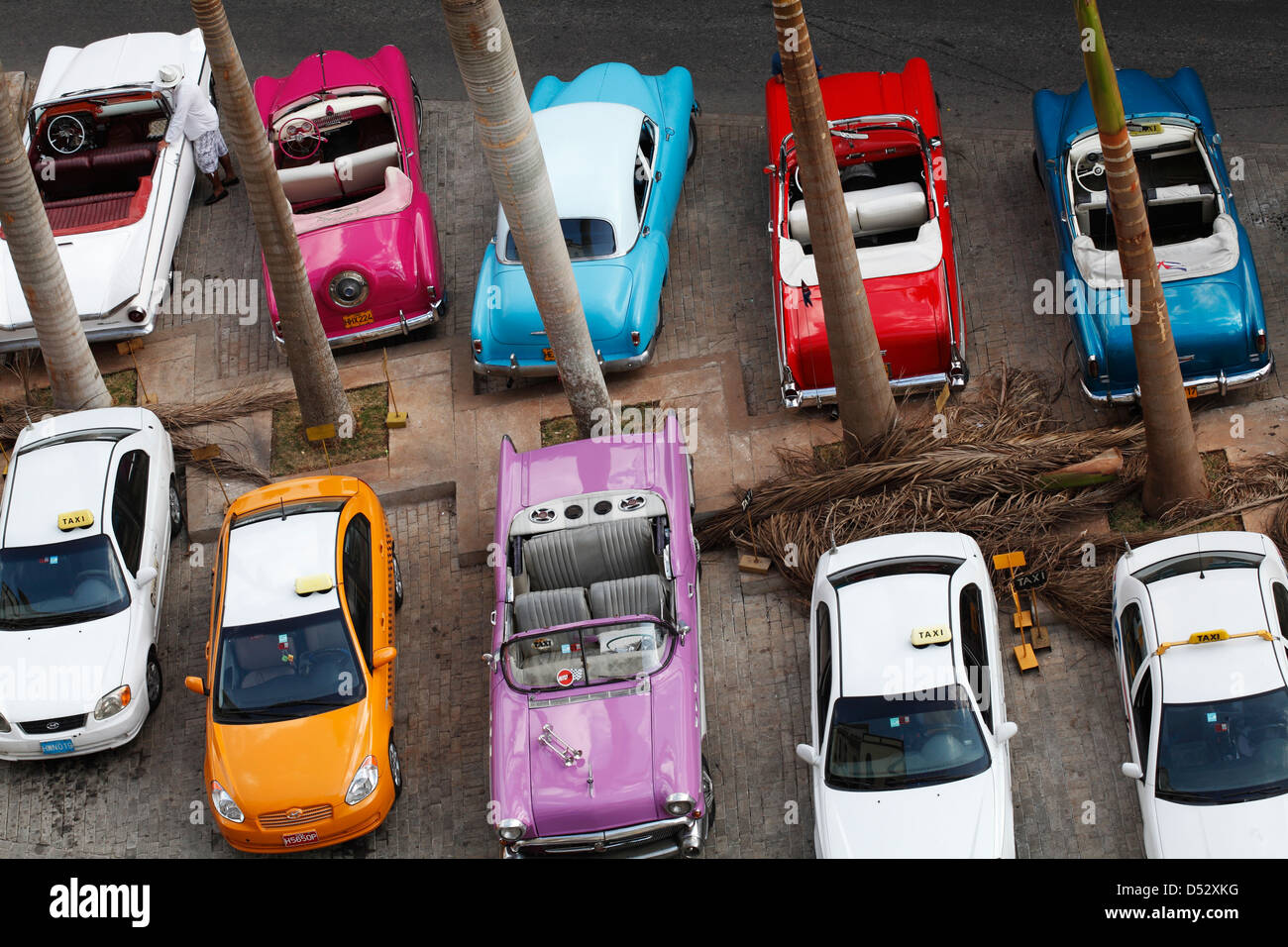 Antica auto americane usata come Taxi Tour per turisti parcheggiate fuori l'Iberostar Parque Central Nel centro di Havana Cuba Foto Stock