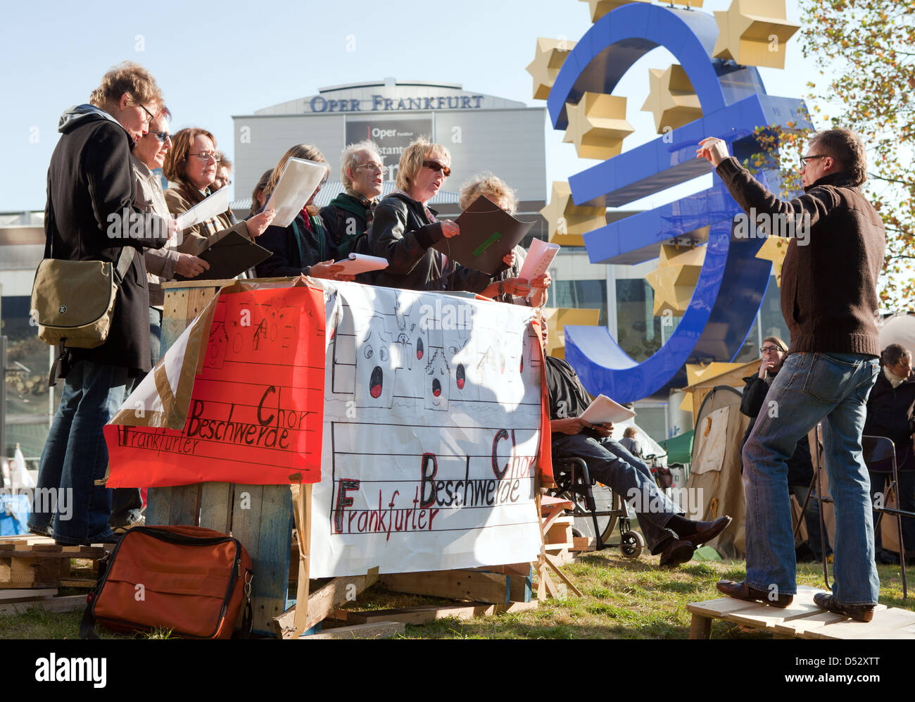 Frankfurt am Main, Germania, i sostenitori di occupare il movimento dimostrare al di fuori della BCE Foto Stock