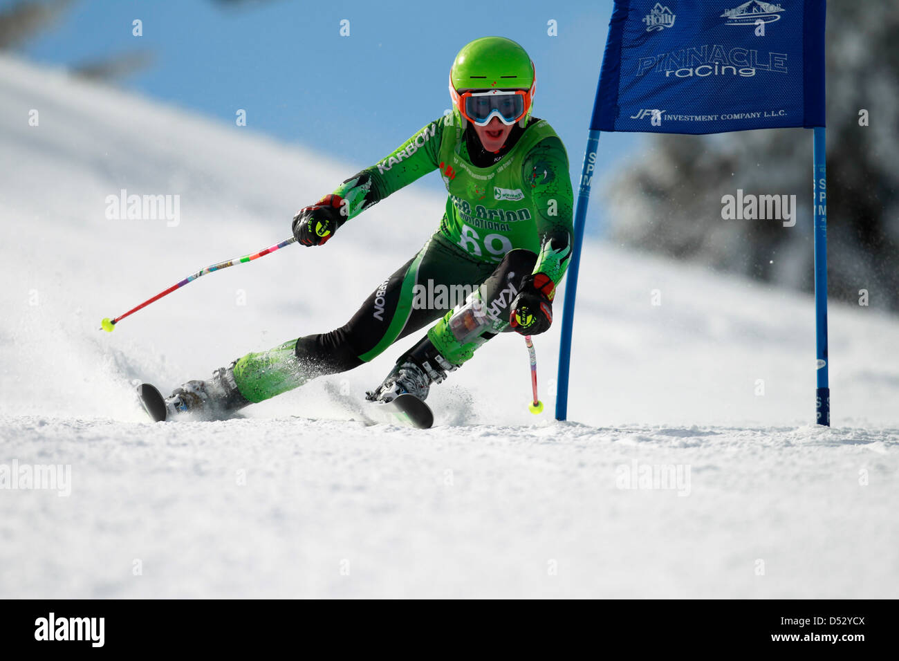 Un sciatore alpino ruotando in corrispondenza di un cancello durante un slalom gigante. Foto Stock