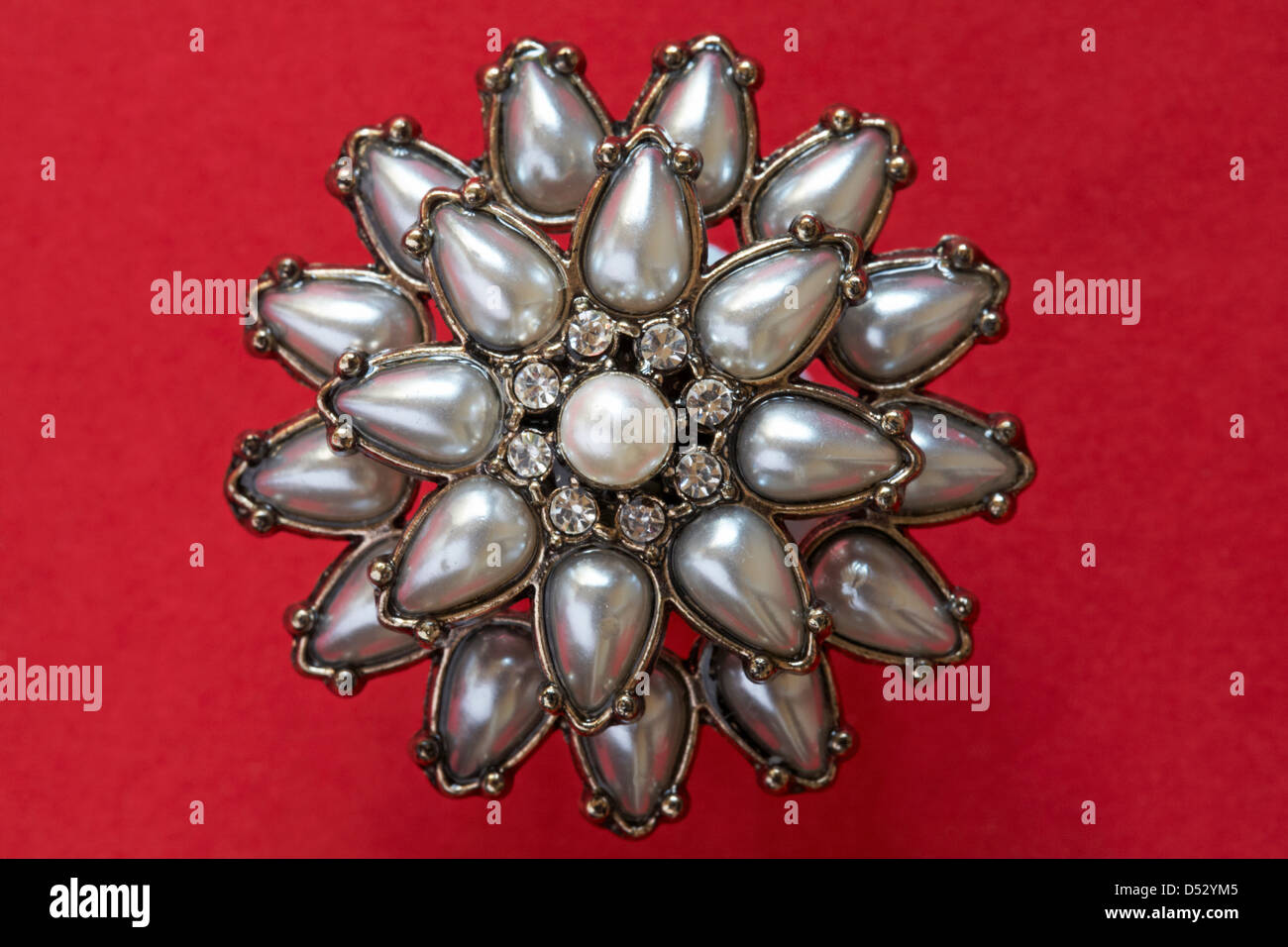 bigiotteria anello isolato su sfondo rosso - bigiotteria bigiotteria bigiotteria Foto Stock