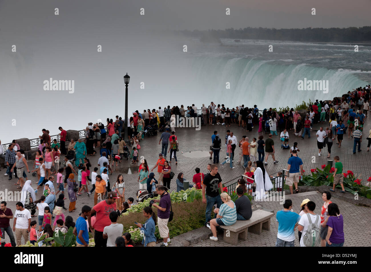 La folla di turisti a ferro di cavallo cade in Niagara Falls, Canada Foto Stock