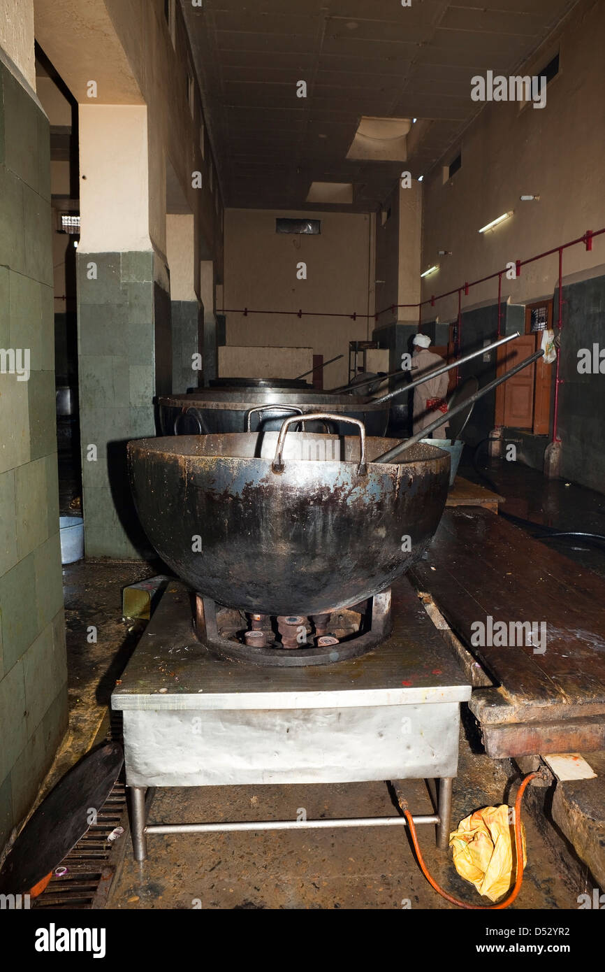 Metallo grande pentole di cottura all'interno della cucina gratuito presso il Tempio d'oro di Amritsar Punjab, India Foto Stock