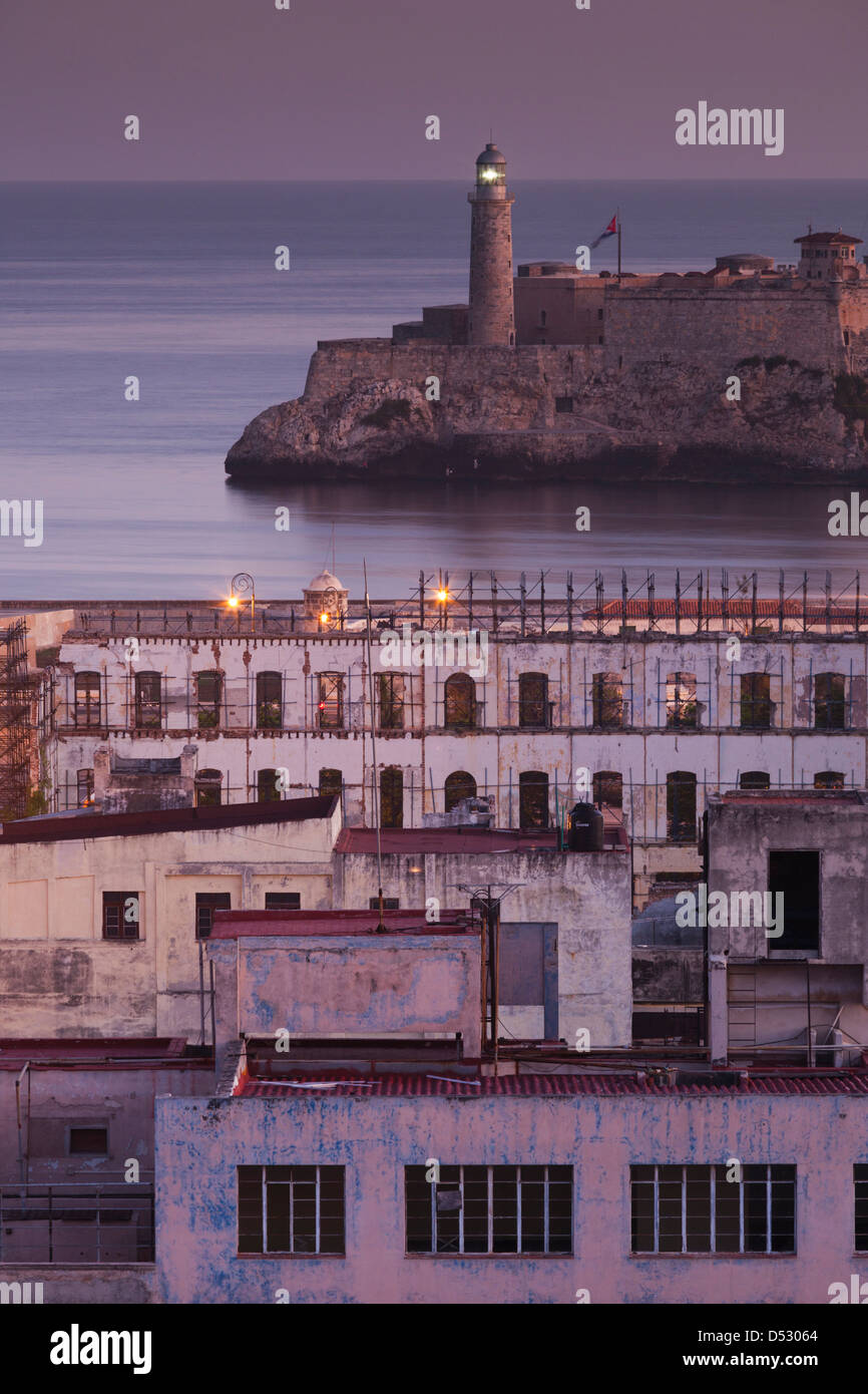 Cuba, La Habana, elevati vista città sopra Paseo de Marti verso il Castillo de los Tres Santos Reyes del Morro, alba Foto Stock