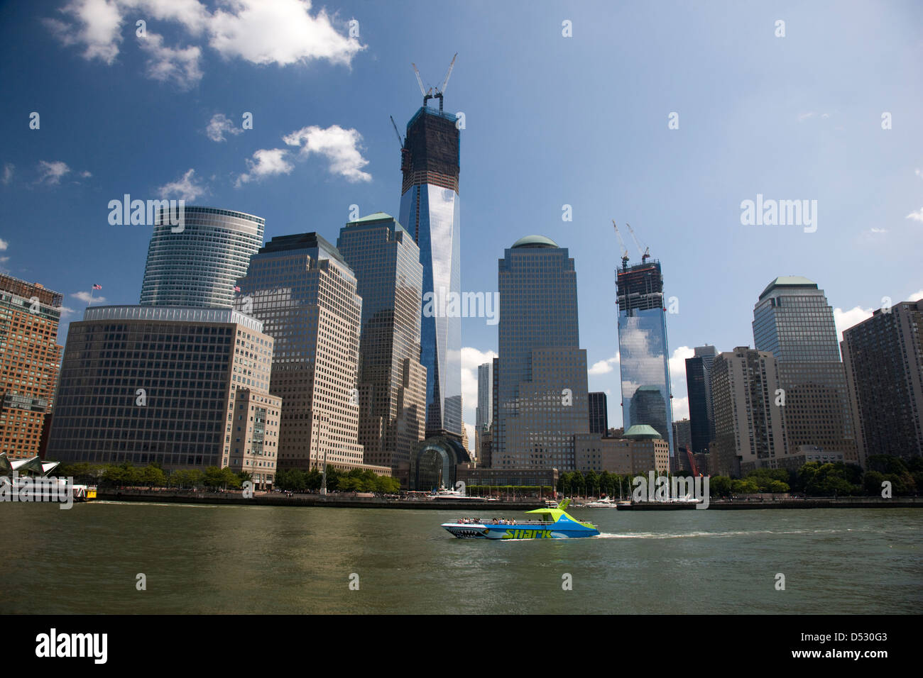Il commercio mondiale di un edificio o Freedom Tower in costruzione e visto da una barca sul fiume Est Foto Stock