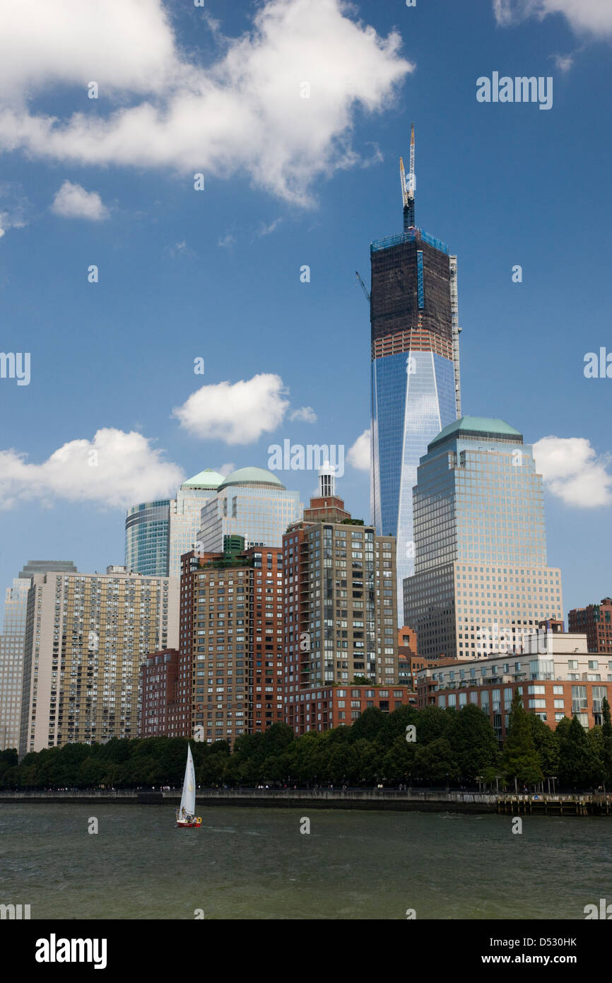 Il commercio mondiale di un edificio o Freedom Tower in costruzione e visto da una barca sul fiume Est Foto Stock
