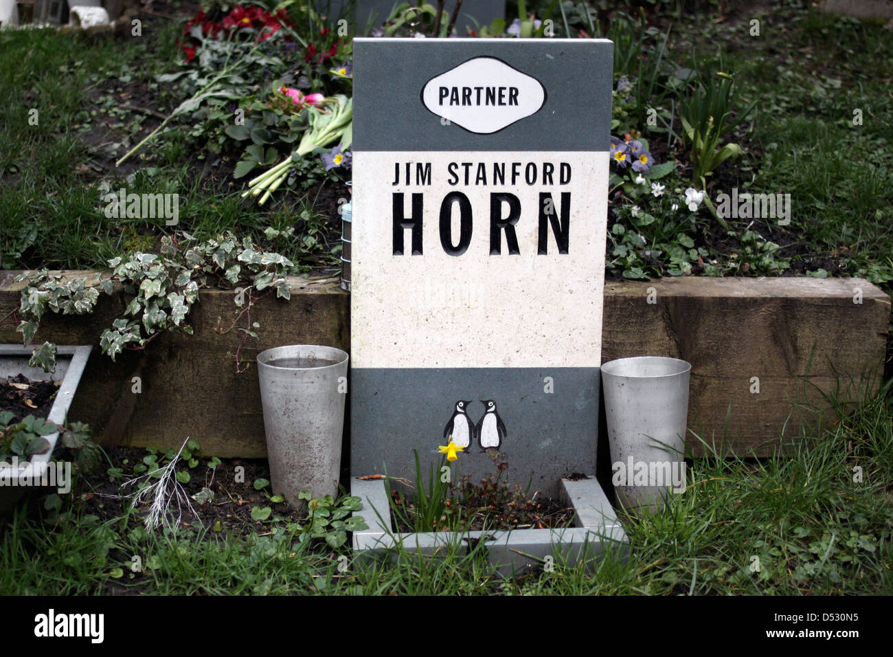La tomba di Jim Stanford Avvisatore acustico nel cimitero di Highgate a Londra Foto Stock