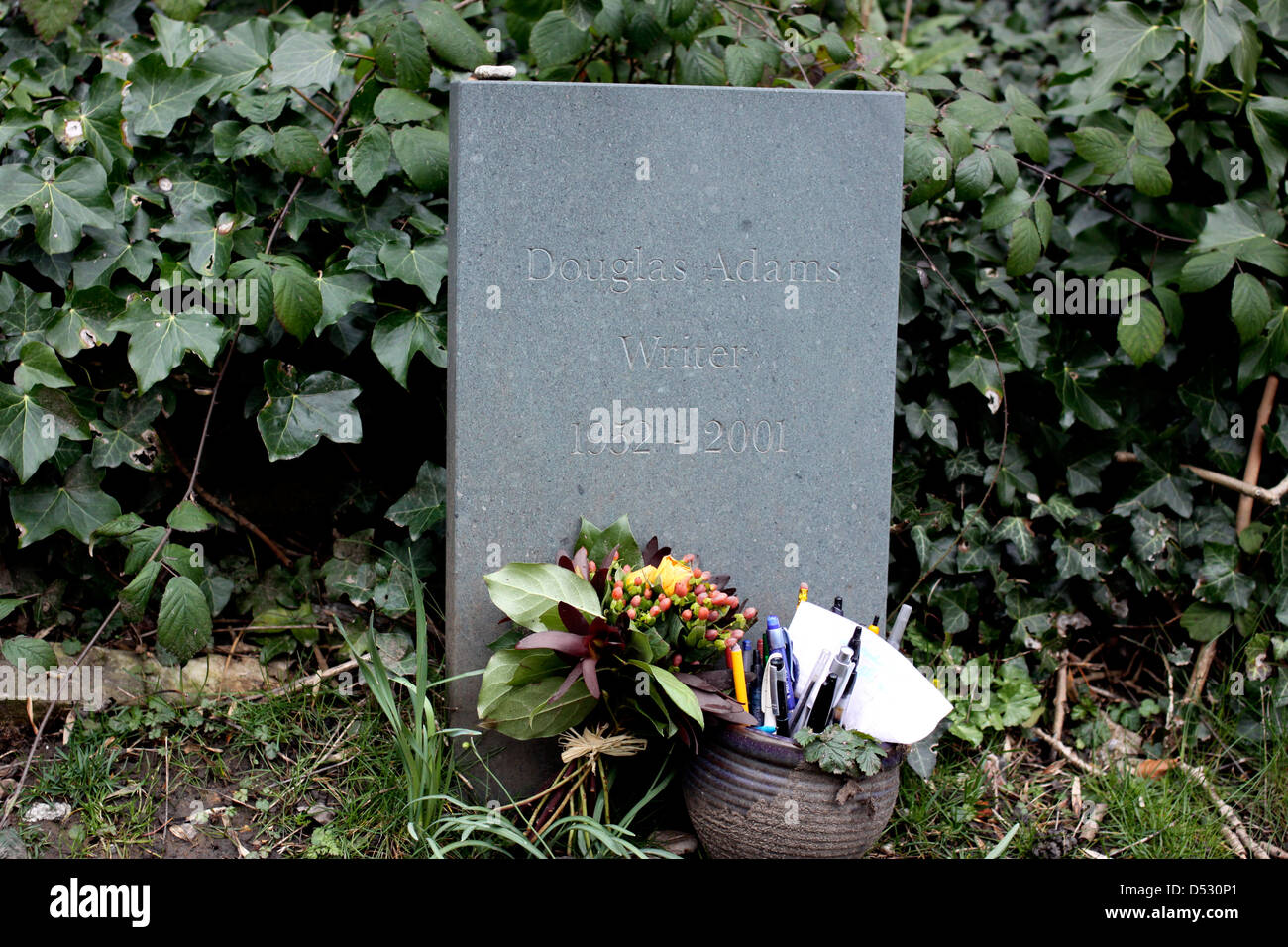 Douglas Adams' tomba nel cimitero di Highgate a Londra Foto Stock