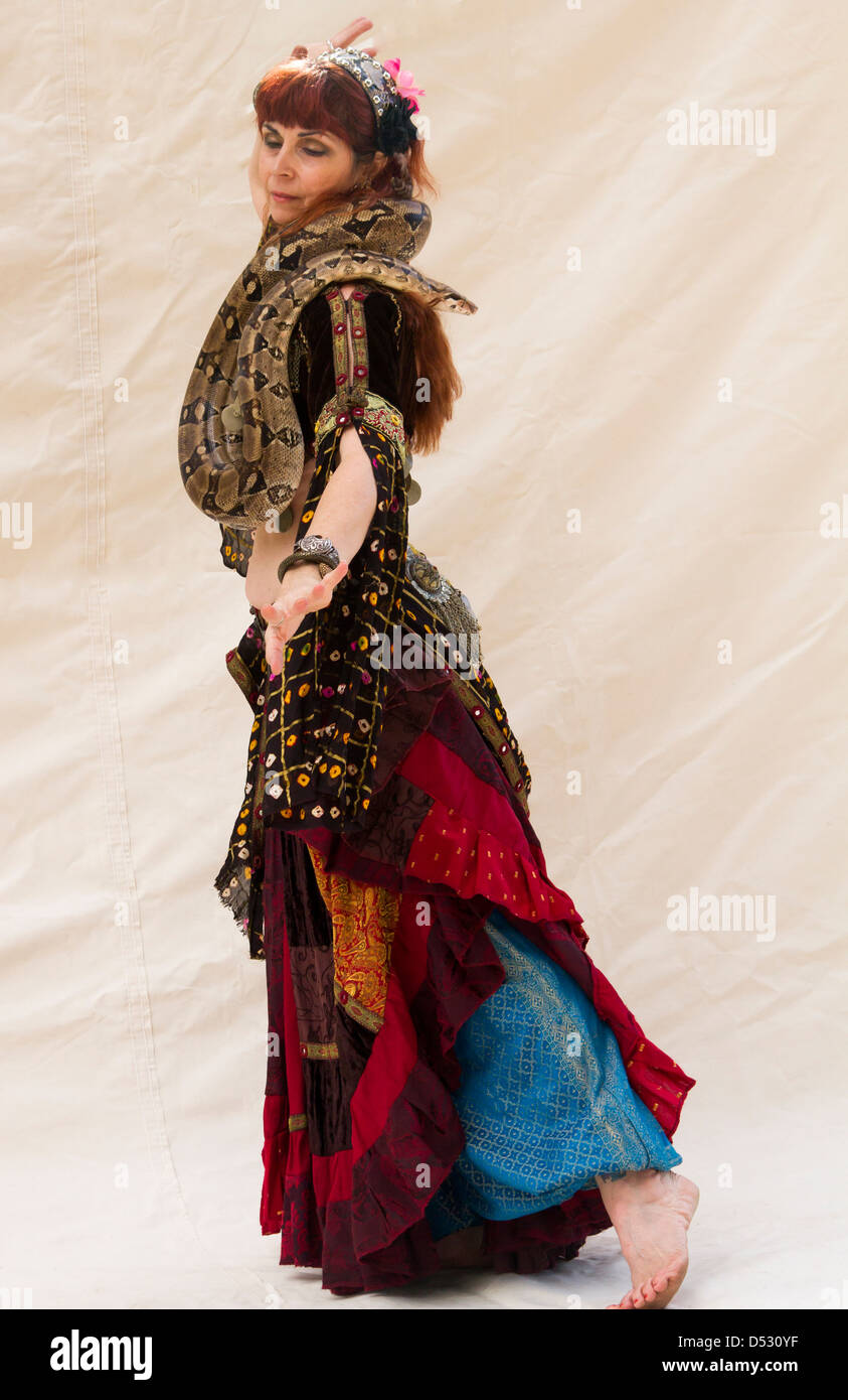Femmina danzatrice del ventre di eseguire con un serpente Python Foto Stock