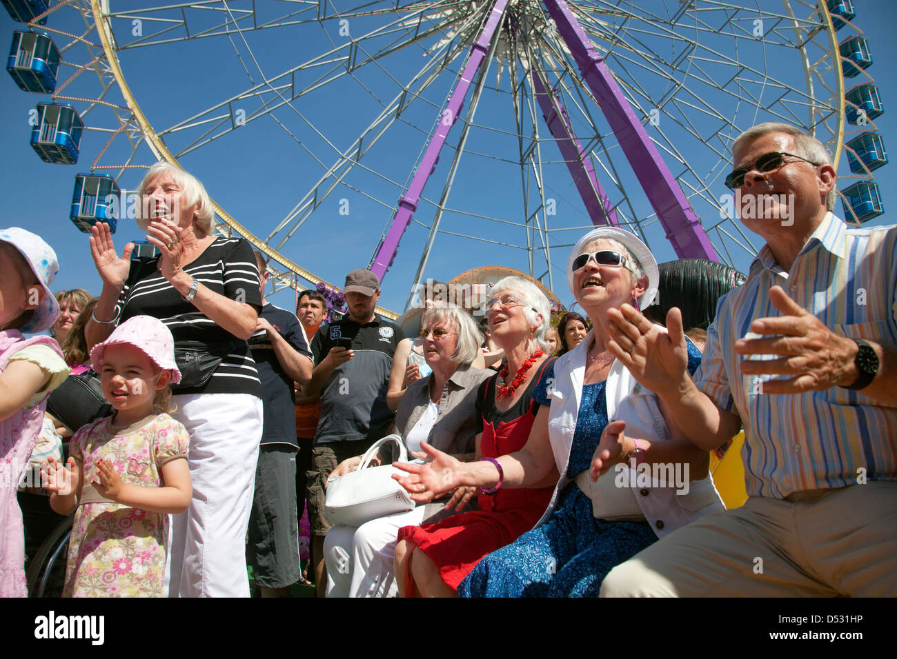Oberhausen, Germania, spettatori cantare Giorno della canzone in fiera a Sterkrade Foto Stock