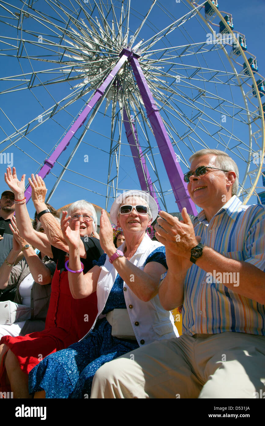 Oberhausen, Germania, spettatori cantare Giorno della canzone in fiera a Sterkrade Foto Stock