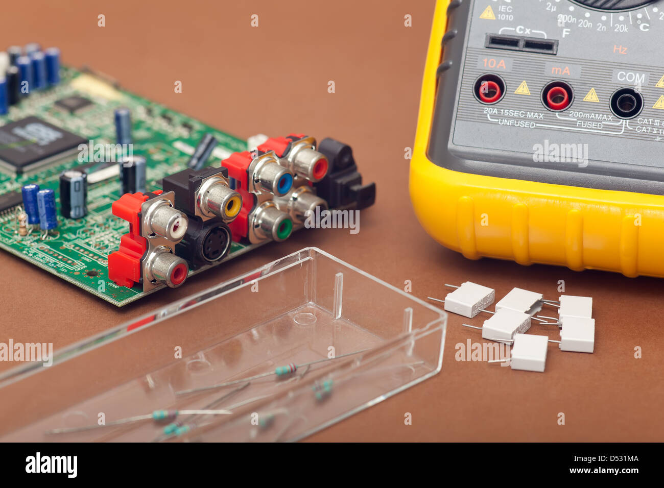 Riparazione elettronica in sfondo marrone Foto Stock