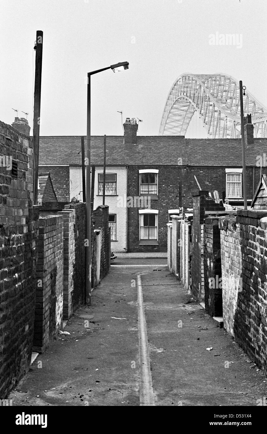 I vicoli di widnes runcorn con vista del ponte 1980 Foto Stock