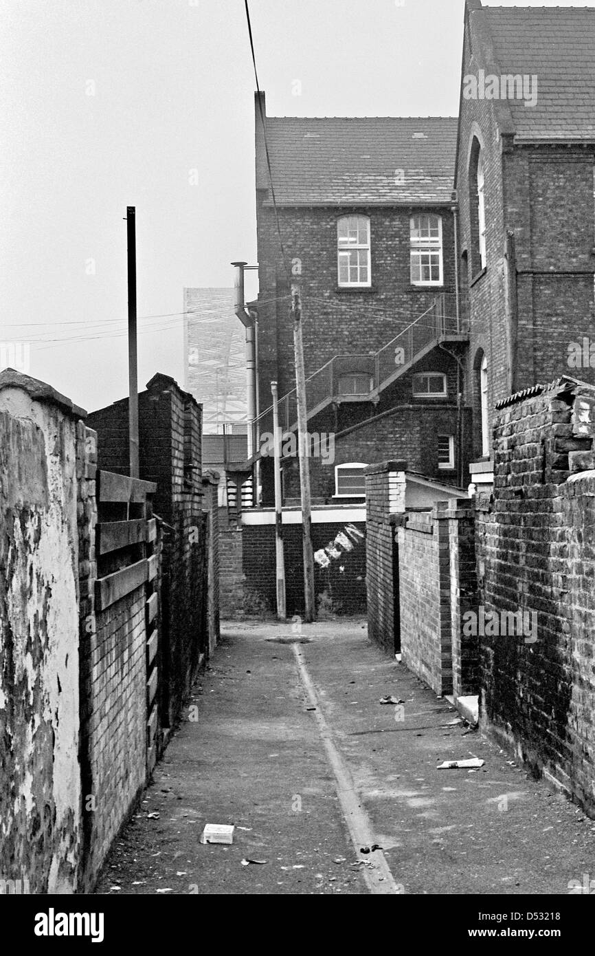 Widnes back street alley1980 Foto Stock