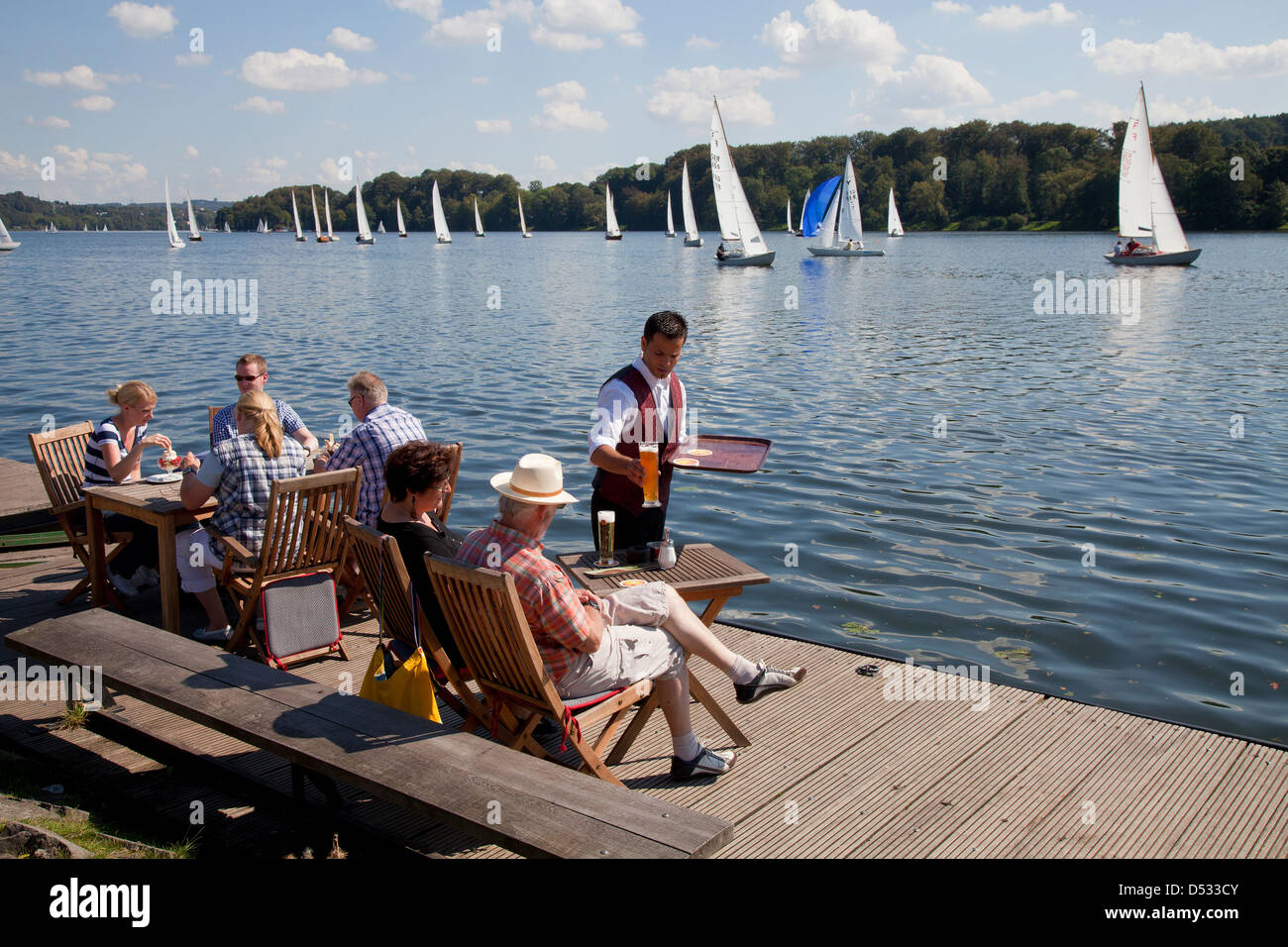 Essen, Germania, barche a vela sul lago Baldeneysee e persone al molo Foto Stock