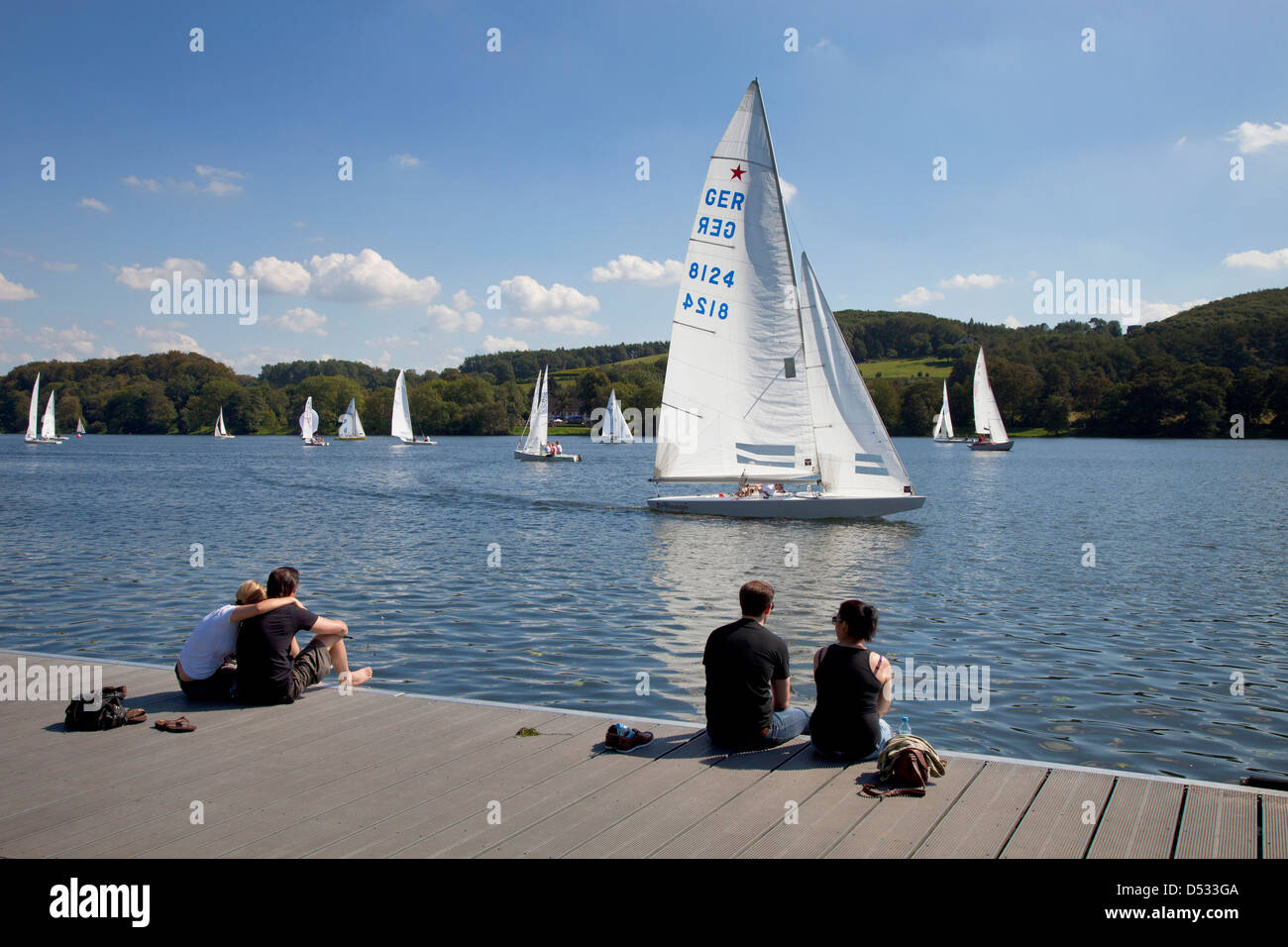 Essen, Germania, barche a vela sul lago Baldeneysee e persone al molo Foto Stock