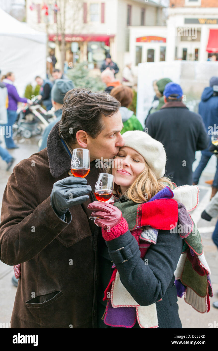 Canada,Ontario,Niagara-su-il-Lago,Ice Wine Festival giovane gustando un bicchiere di vino di ghiaccio Foto Stock