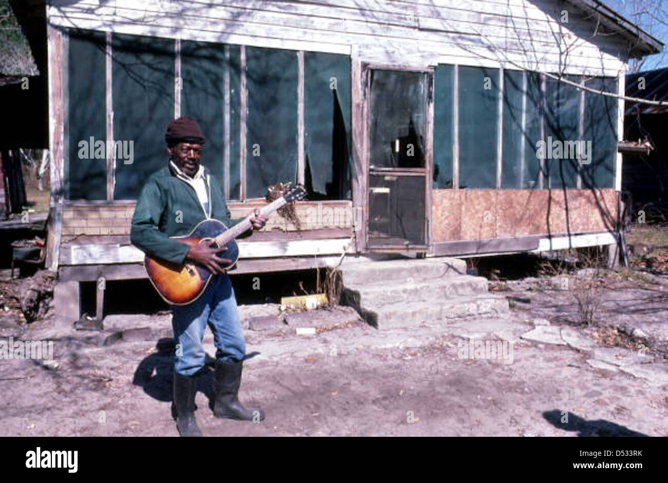 Buck Thompson suona la chitarra blues fuori dalla sua casa a Hastings, Florida, nel 1985. La fotografia cattura un momento della cultura musicale locale e l'espressione della musica blues nella Florida rurale. Foto Stock