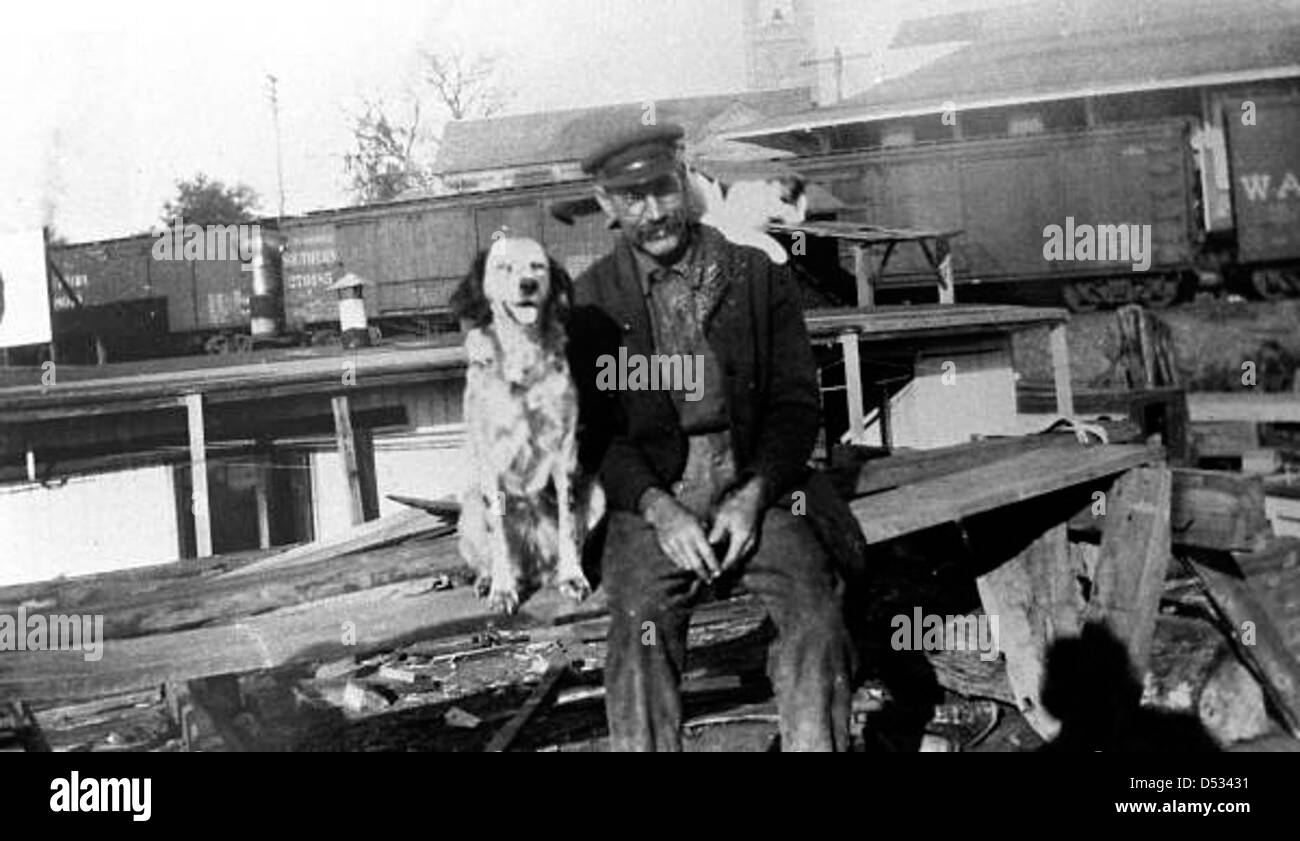 Il capitano sarà Newman seduta sul dock con cane e gatto: Palatka, Florida Foto Stock