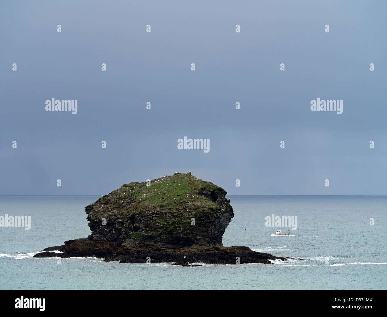 Gull Rock, Portreath Cornwall Regno Unito. Oscura pioggia nuvole all'orizzonte. Foto Stock