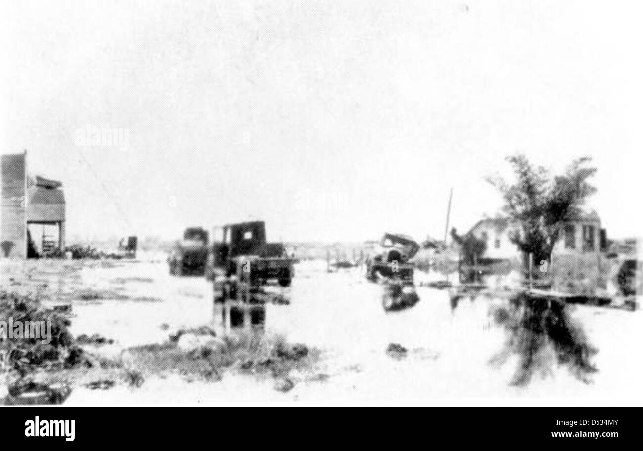 Una vista di Avenue 'A' A Belle Glade, Florida, dopo il devastante uragano del 1928. L'immagine cattura l'entità dell'inondazione dopo la tempesta. Foto Stock