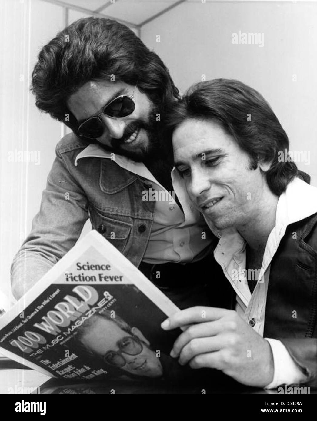 Kenny Loggins e Jim Messina Reading Zoo World magazine di musica a Fort Lauderdale, Florida, catturano un momento del duo musicale popolare durante la loro carriera degli anni '1970. Foto Stock