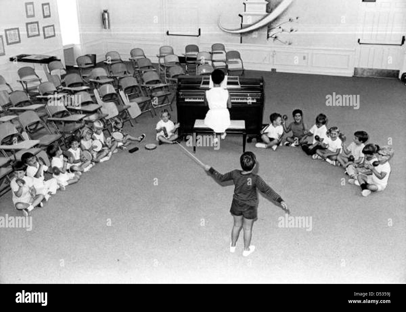 Gli studenti della Pine Crest School di Fort Lauderdale, Florida, vengono mostrati mentre frequentano un corso di musica. L'immagine evidenzia l'importanza dell'educazione artistica nelle scuole private della Florida durante la metà del XX secolo. Foto Stock