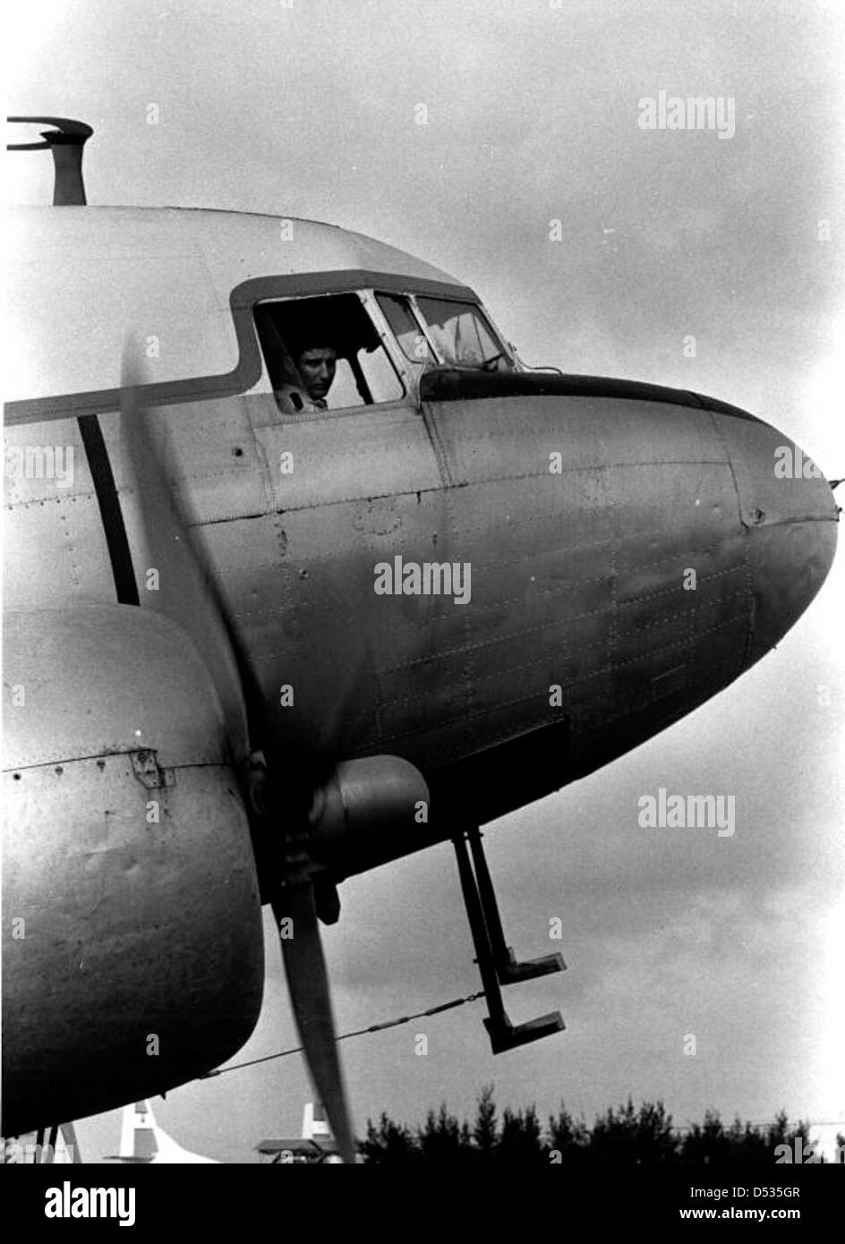 Uno studente del Miami-Dade Junior College pratica l'addestramento dei piloti su un aereo DC-3, un classico aereo di linea utilizzato per l'addestramento al volo. L'immagine cattura l'educazione aeronautica fornita presso la scuola di aviazione, parte del Miami-Dade College. Foto Stock
