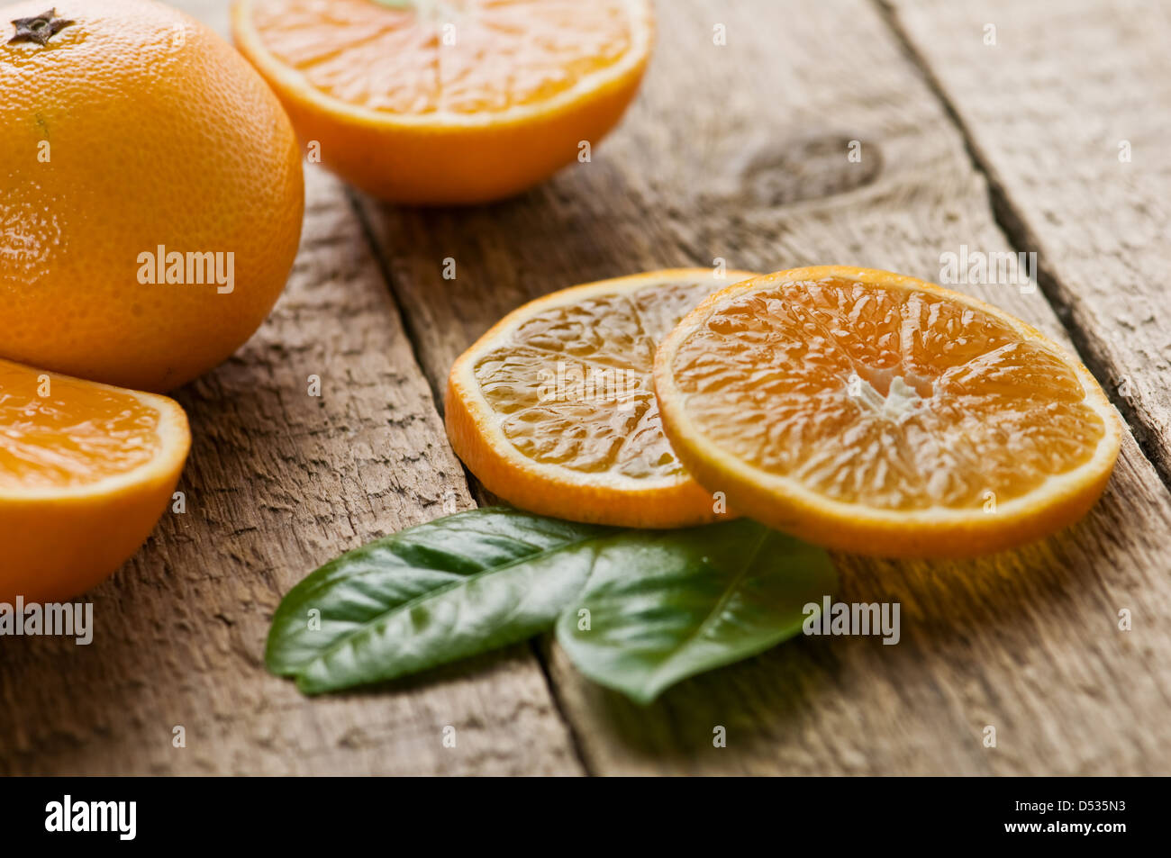 Mandarino con foglia sul tavolo di legno Foto Stock