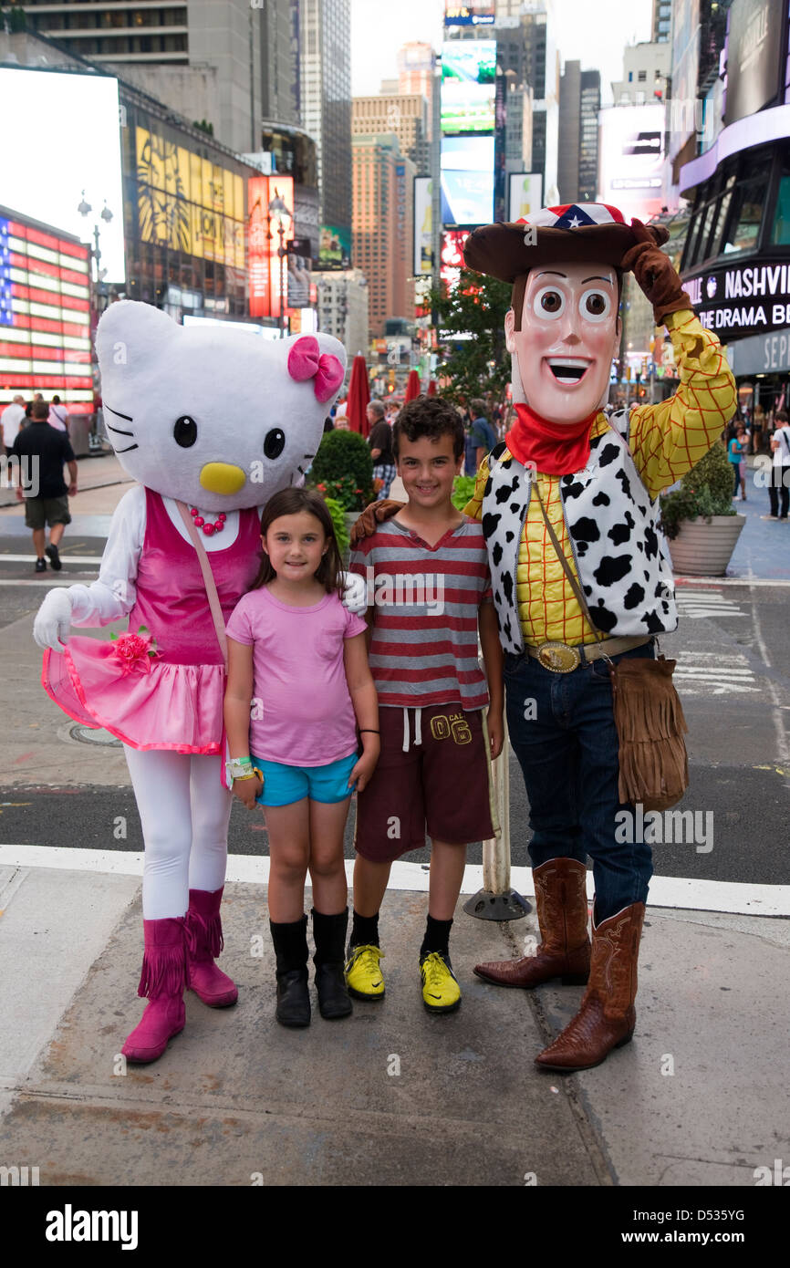 Hello Kitty e Toy Story Woody personaggio dei fumetti costumi in posa con i  bambini in Times Square a New York Foto stock - Alamy