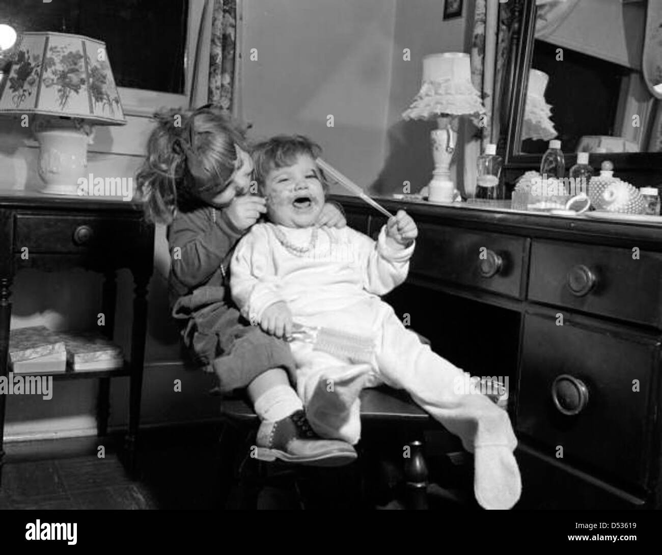 Unidentified bambini che giocano con il make-up presso la George Brunette della scuola di arte: Jacksonville, Florida Foto Stock