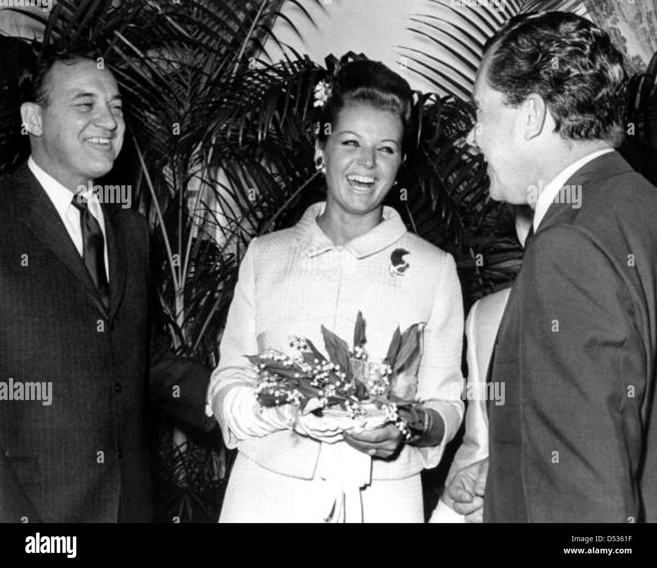 Richard Nixon a ridere con governatore claude kirk e sposa, Erika mattfield kirk, durante la loro festa di nozze: Palm Beach, Florida Foto Stock