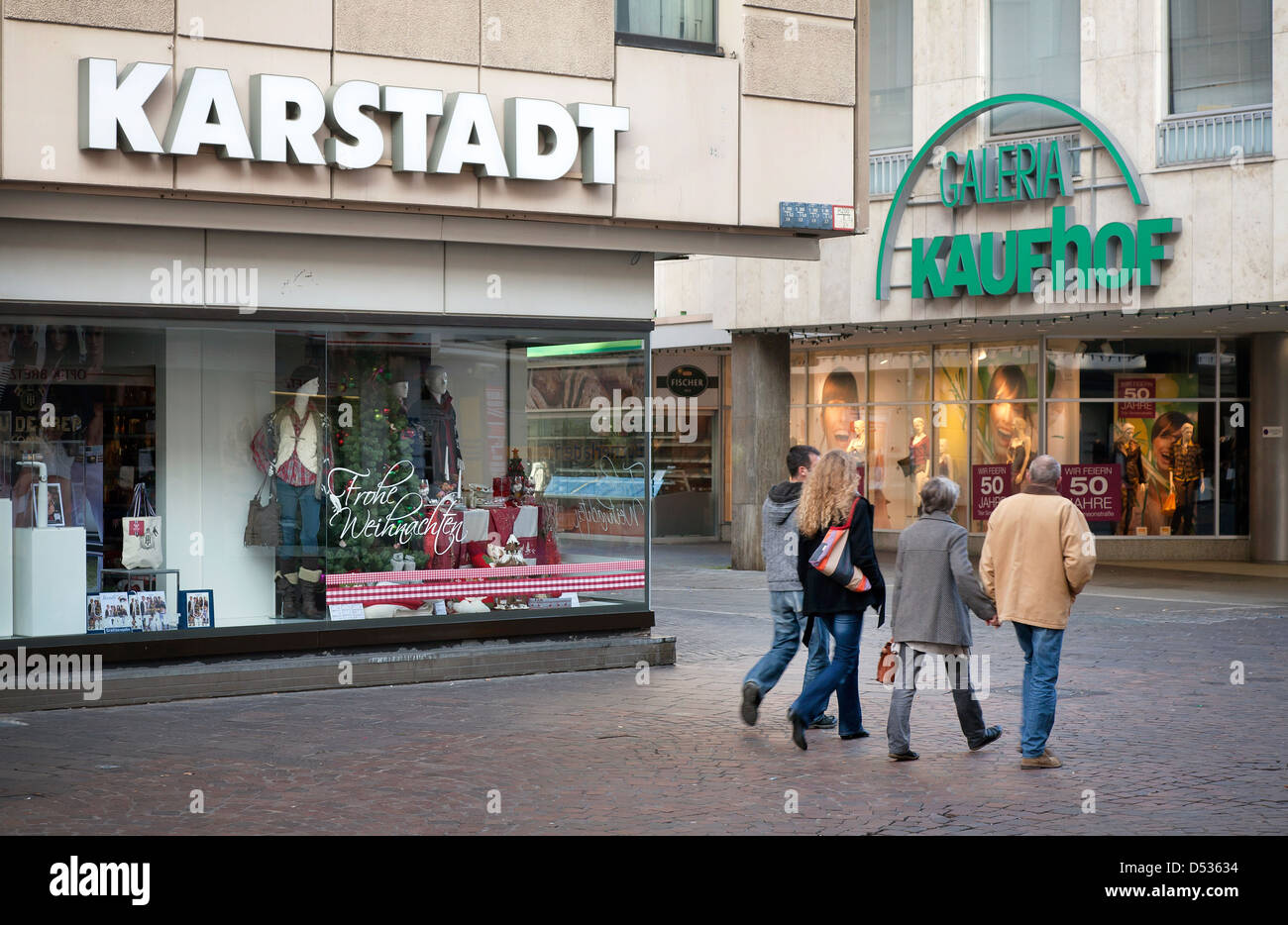 Trier, Germania, i rami di Karstadt e Kaufhof sono situati a Trier il lato pedonale Foto Stock