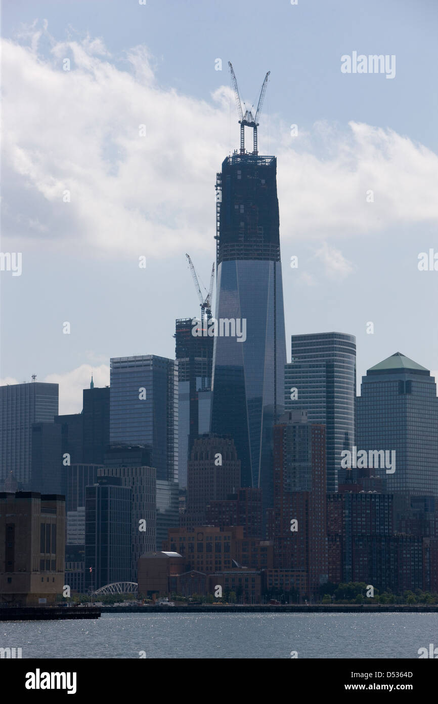 Il World Trade Center building o Freedom Tower in costruzione e visto da una barca sul fiume Hudson Foto Stock