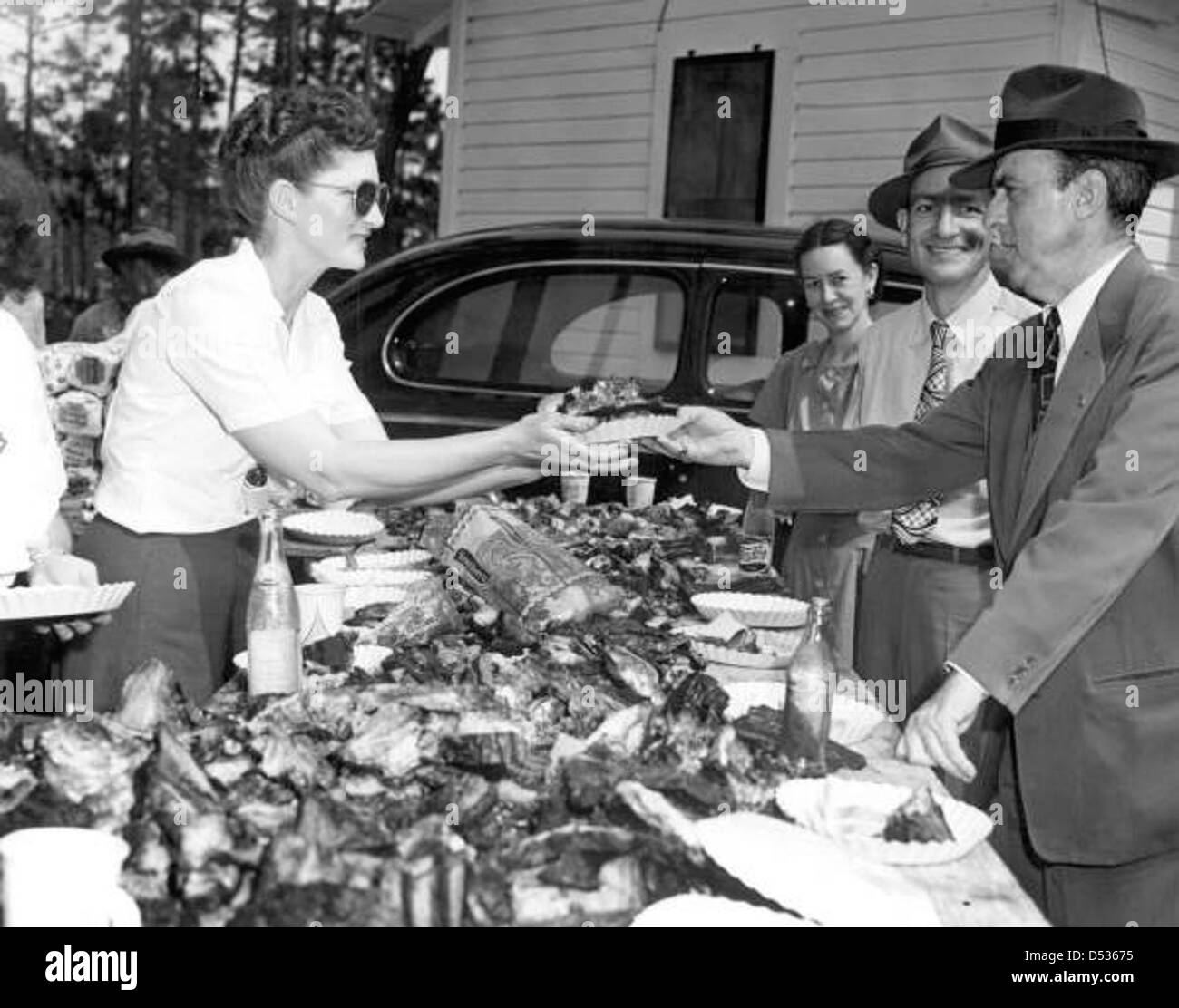 Harold Wilfred Colee si prepara a festeggiare con carne di maiale, manzo e cavolo di palma alla griglia in occasione di un evento Tree Farm nella contea di Taylor, Florida. La scena mette in risalto un tradizionale barbecue, una parte fondamentale dei costumi locali e della cultura gastronomica della Florida. Foto Stock