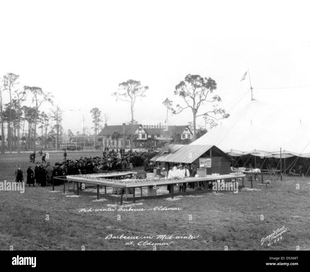 Un evento barbecue di metà inverno che si tiene a Oldsmar, Florida, offre una vasta scelta di cibo per le folle. I barbecue sono un popolare raduno della comunità, che riflette la cultura gastronomica locale e le tradizioni sociali della Florida. Foto Stock