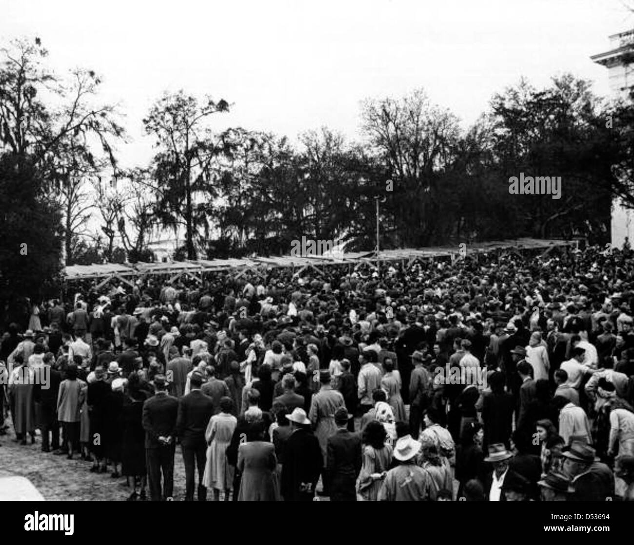 Questa immagine mostra un evento barbecue su larga scala a Tallahassee, Florida, con 40 linee di servizio che forniscono cibo ai partecipanti durante le celebrazioni del giorno inaugurale. Foto Stock