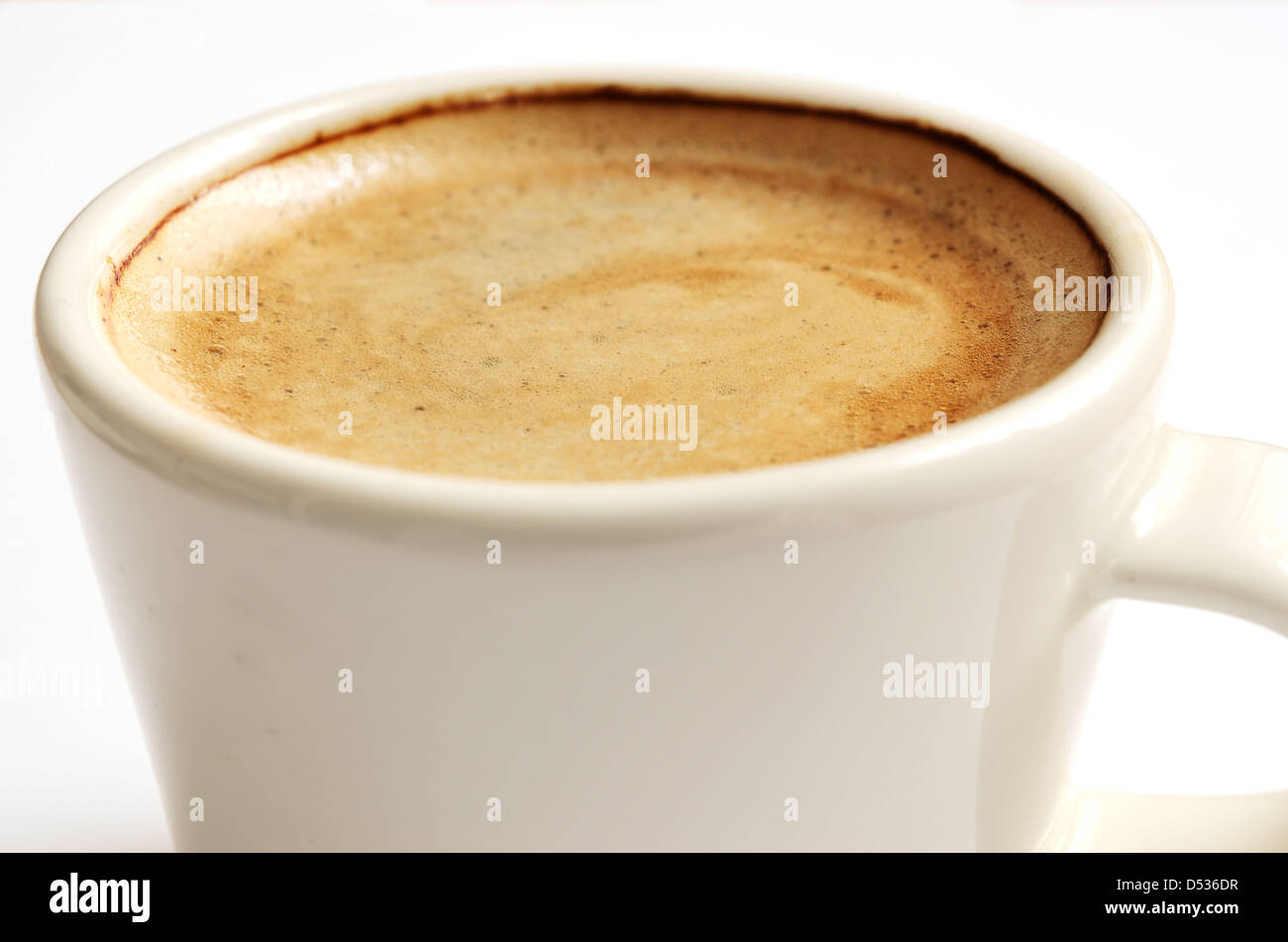 Close-up tazza di caffè espresso su bianco Foto Stock